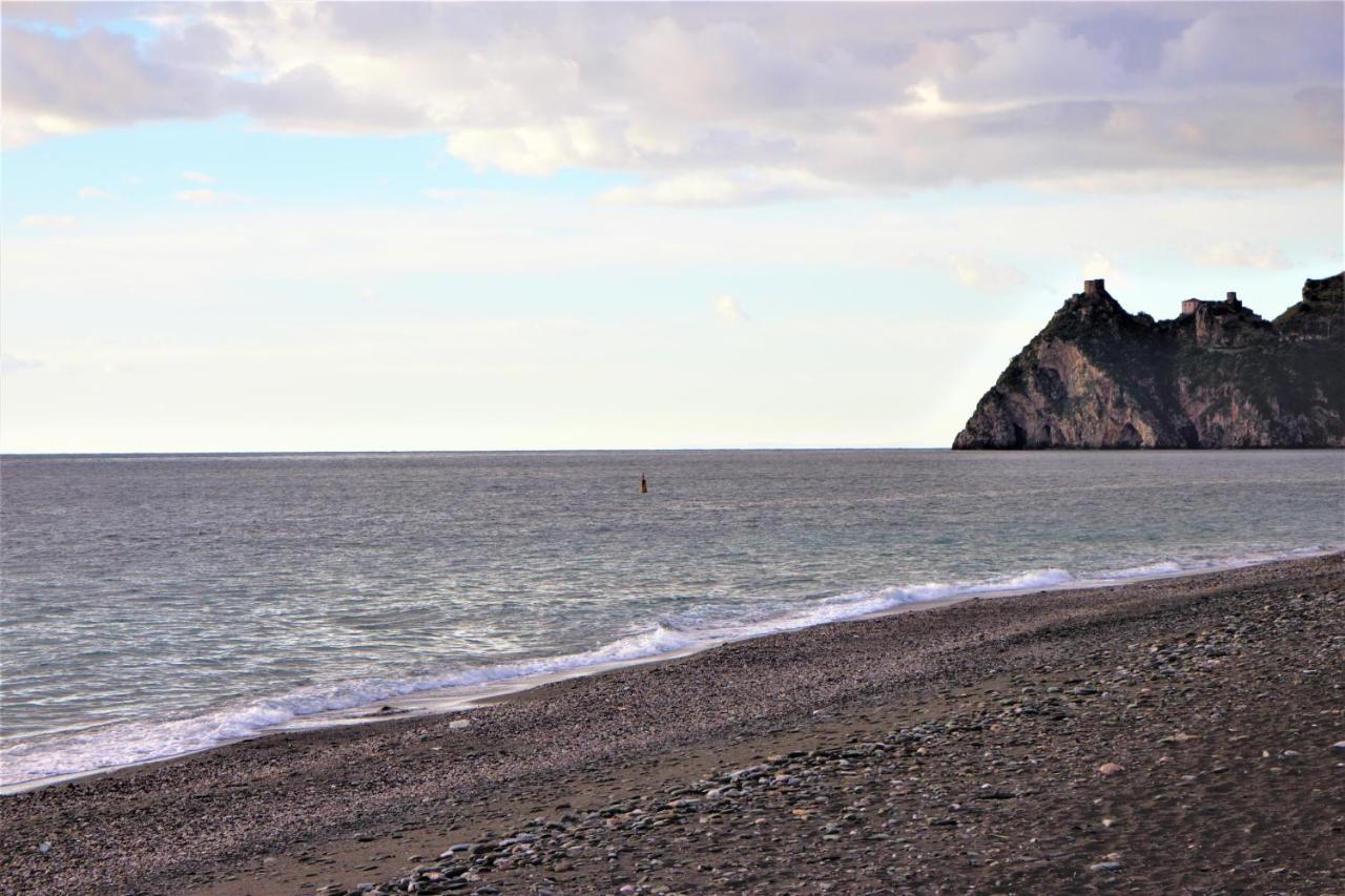 拉弗斯塔斯库拉露营地 SantʼAlessio Siculo 外观 照片