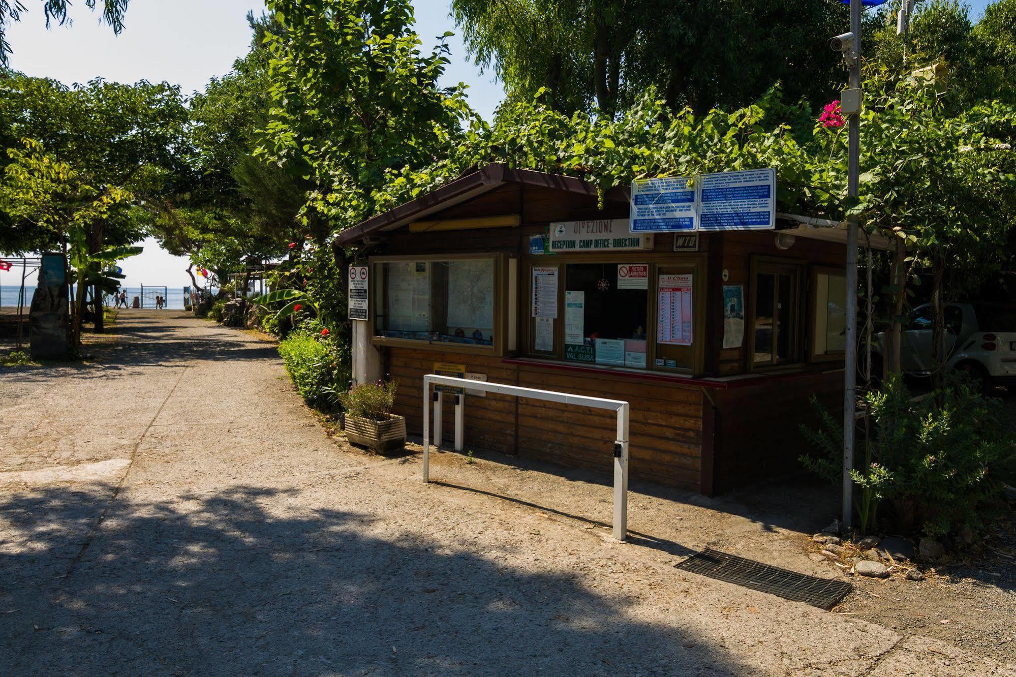 拉弗斯塔斯库拉露营地 SantʼAlessio Siculo 外观 照片